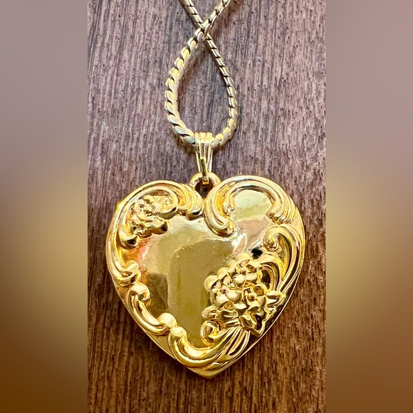 VINTAGE Gold-Tone Art Nouveau Style Heart-Shaped “Love” Pendant Necklace - Picture 3 of 4